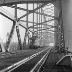 857539 Afbeelding van een electrisch treinstel mat. 1946 van de N.S. op de DEMKA-brug over het Amsterdam-Rijnkanaal te ...